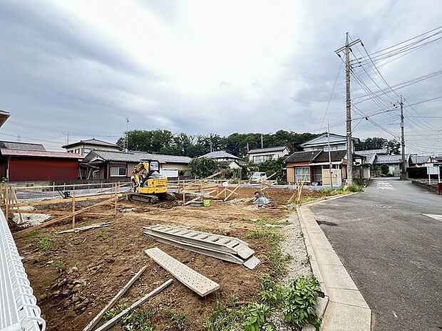 穏やかな住宅街に位置する、新しい暮らしの始まりを感じさせる広々とした敷地です