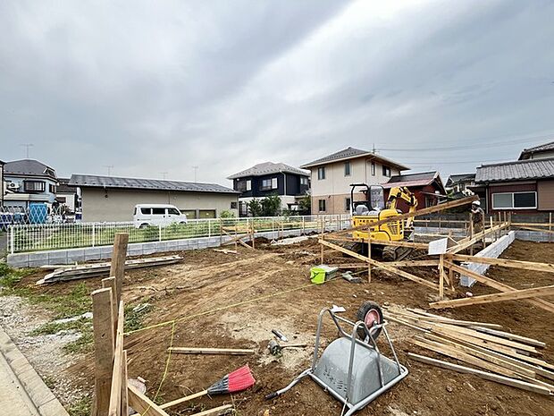 新しい暮らしの基盤が形作られていく、閑静な住宅街での建築風景です