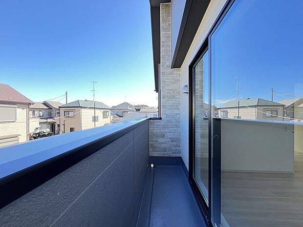 窓から眺める風景は一日の疲れを癒すヒーリングを奏でる、心地の良い時間を演出してくれます。室内も重要ですが、周りの環境もマイホーム選びの大事なポイント 