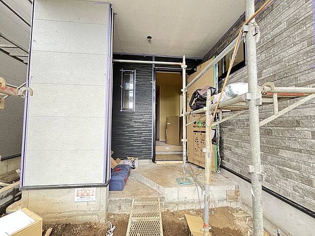 玄関はおうちの顔とも呼ばれる重要な場所！明るくスッキリと見える空間で住まう人を見送り、出迎えてくれます。 