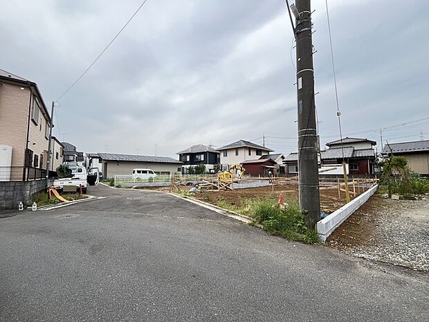 閑静な住宅街の一角に広がる、これからの暮らしを自由に描き出せるゆとりある敷地です
