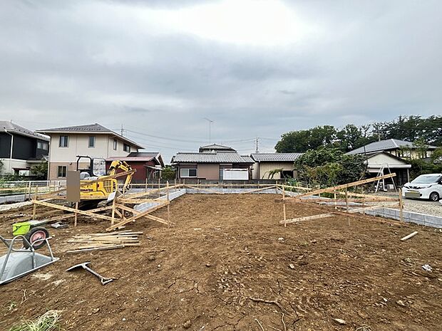 建物の基礎が整い、これからの家づくりへの期待が高まる開放的な空間です