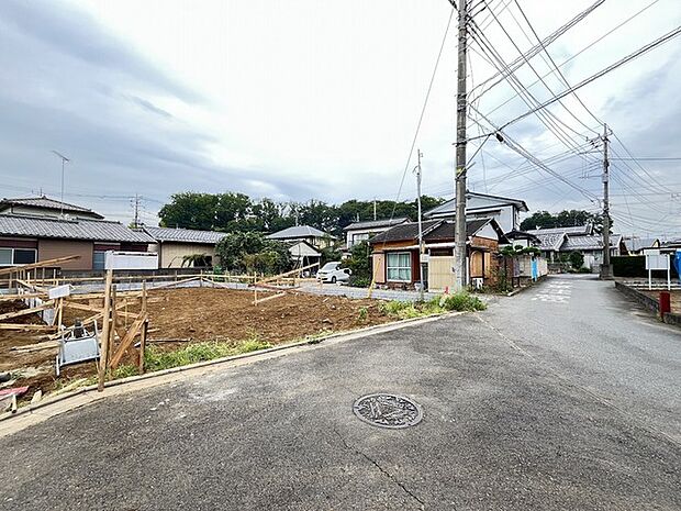 落ち着いた住環境に位置しており、ゆったりとした時間が流れる穏やかな区画です