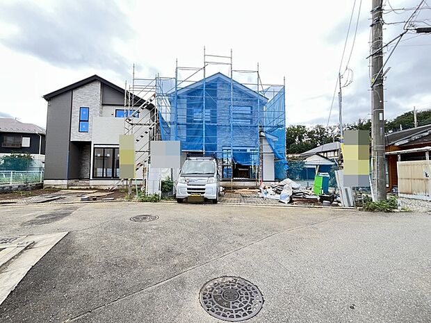 新しい暮らしの形を想像させる、これからの完成が楽しみな工事現場の風景です 
