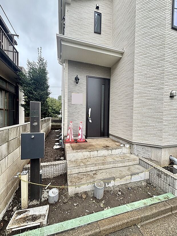 玄関はおうちの顔とも呼ばれる重要な場所！明るくスッキリと見える空間で住まう人を見送り、出迎えてくれます。 