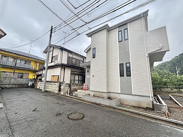 戸建てが立ち並ぶ静かな住宅街。四季折々の移り変わりを感じながら自然と楽しみ、暮らす、そんな毎日を日々の中で感じられる住環境 