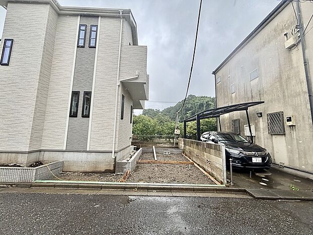 カースペースは1台駐車できます。車庫の出し入れのしやすさなど、実際に現地にてご確認ください。 