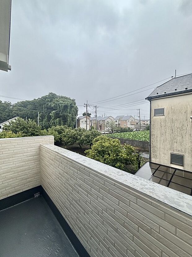 陽ざしが差込む明るいバルコニー。奥行きのあるバルコニーはお洗濯時に助かります。 