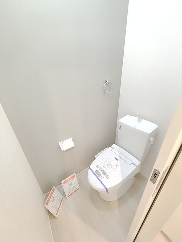 1階トイレ ウォシュレット機能付きのトイレ。収納もあり実用性も兼ね備えた造り。