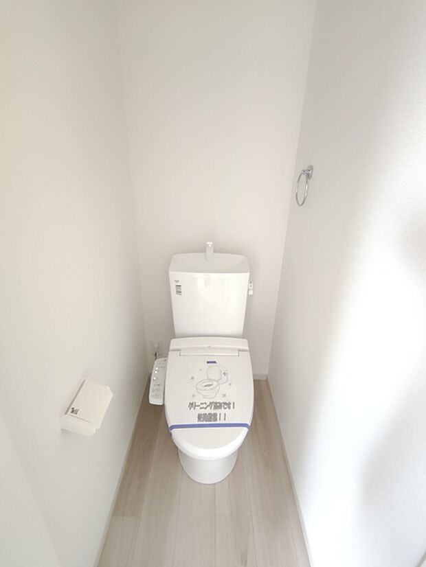 2階トイレ 1.2階にそれぞれトレイがございます。朝の混雑時に分散して利用できるほか、ゲスト用としても使い分けることもできます。