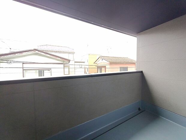 2階洋室:10.7帖 プライバシーを確保しやすい広々としたインナーバルコニー。雨天時でも洗濯物が濡れることなく安心です。