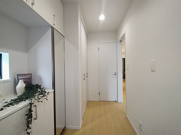 玄関はおうちの顔とも呼ばれる重要な場所!明るくスッキリと見える空間で住まう人を見送り、出迎えてくれます。