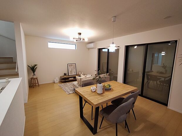 夕食の時間。家族、友人、両親、親戚との会話がより料理を美味しくしてくれる。あっという間に時間が過ぎてしまう居心地の良さは、普段はほっとする空間としてここにあります。