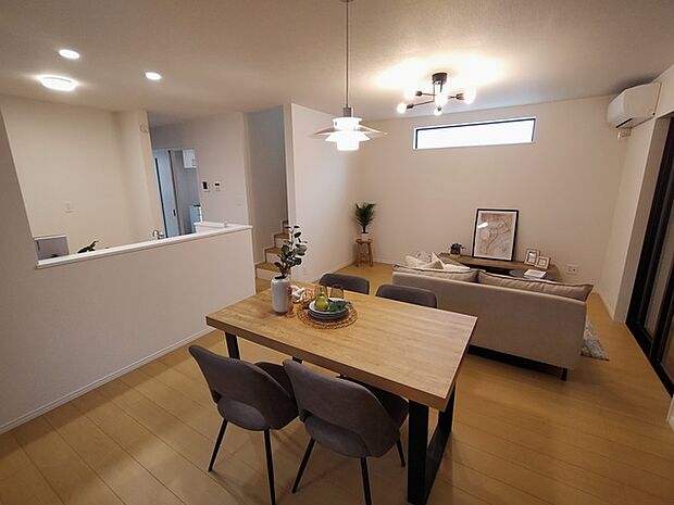 夕食の時間。家族、友人、両親、親戚との会話がより料理を美味しくしてくれる。あっという間に時間が過ぎてしまう居心地の良さは、普段はほっとする空間としてここにあります。