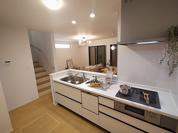 家族が一番集まる場所だから広々としつつも素敵な空間であって欲しい。皆がくつろぐリビングからキッチンまでが一つに繋がる空間。