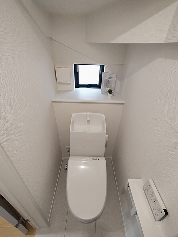 1階トイレ。ウォシュレット機能付きのトイレ。換気のしやすい窓付きで、実用性も兼ね備えた造り。