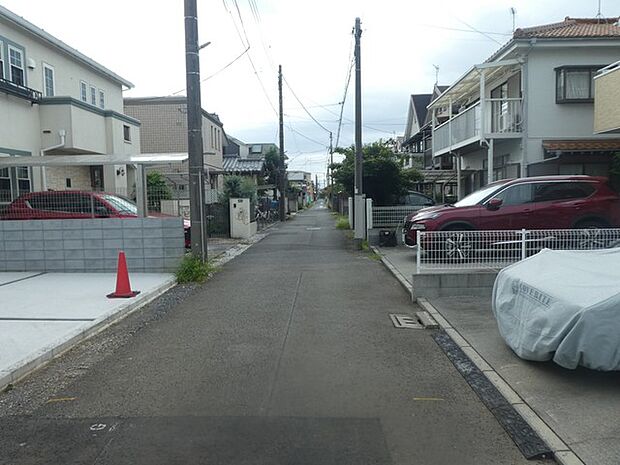 前面道路(西向き):戸建てが立ち並ぶ静かな住宅街。