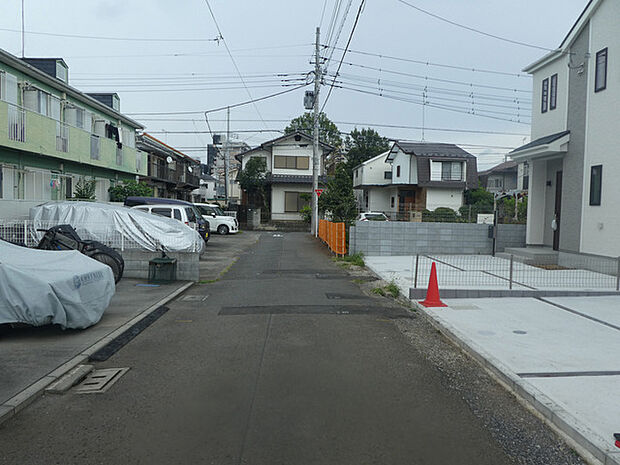 前面道路(東向き):戸建てが立ち並ぶ静かな住宅街。