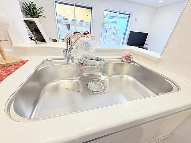 一杯の水も楽しめる浄水器があるシステムキッチン。