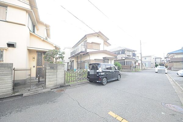 戸建てが立ち並ぶ静かな住宅街。四季折々の移り変わりを感じながら自然と楽しみ、暮らす、そんな毎日を日々の中で感じられる住環境