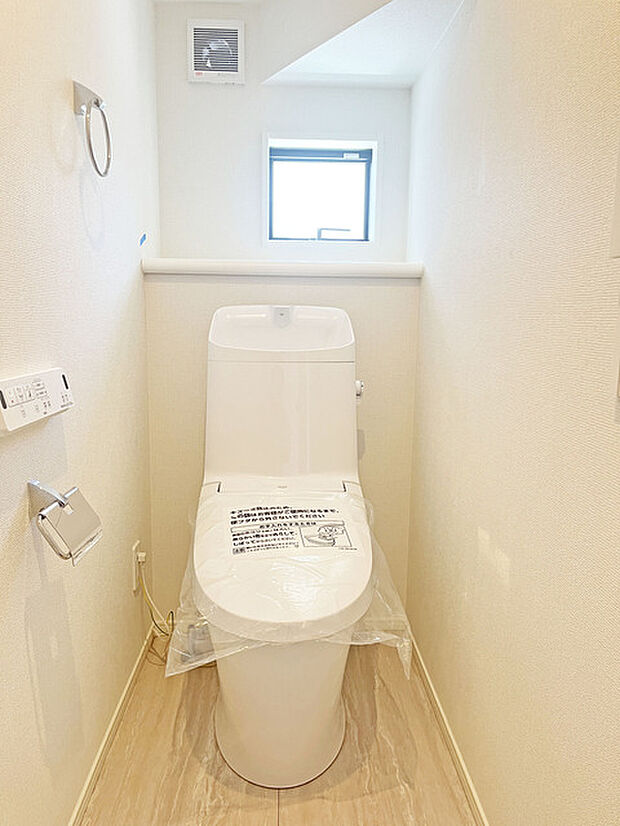 ウォシュレット機能付きのトイレ。換気のしやすい窓付きで、収納もあり実用性も兼ね備えた造り。 