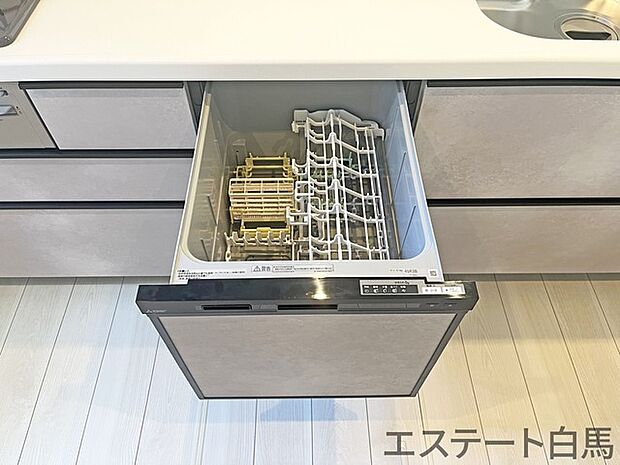 生活に寄り添う、洗練されたデザイン。空間に調和する落ち着いた佇まいが、心地よい日常を演出します 