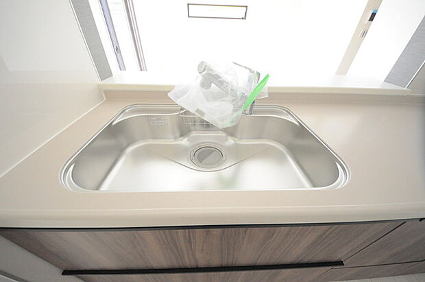 人工大理石を使用したシステムキッチン。永く傷つきにくく、お手入れもしやすい高機能性です。 