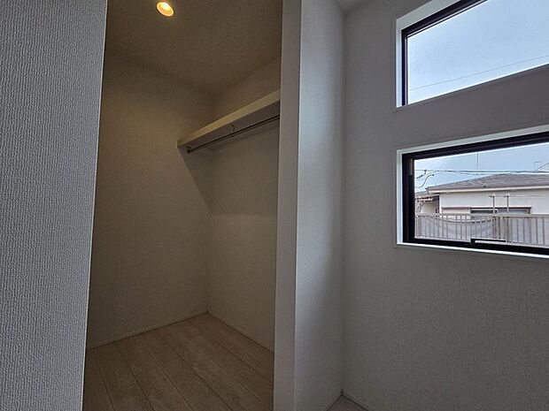 衣類の整理整頓に嬉しいクローゼット付きのお部屋。お子様のお部屋としても便利です。