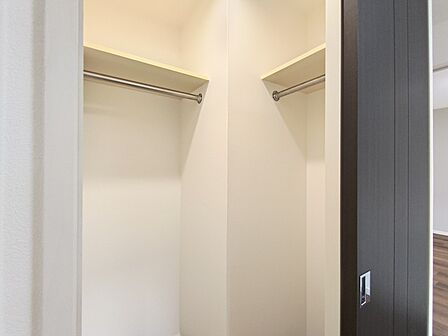 ウォークインクローゼットあり!衣服はもちろん、大きなお荷物もたくさん収納できる便利空間です。