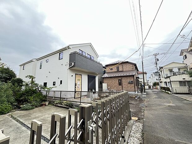 落ち着いた色合いの外観が周囲の街並みに自然と馴染む住まいです 