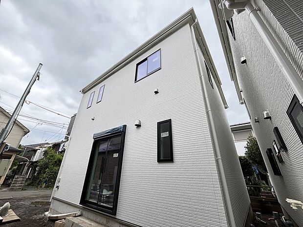 周囲の街並みに溶け込みながらも確かな存在感を放つシンプルな外観 
