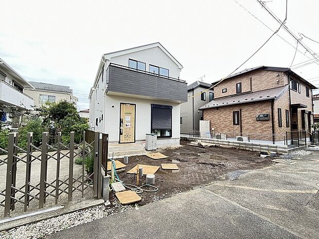 空に向かってすっきりと伸びる三角屋根が心地よい開放感を演出しています 