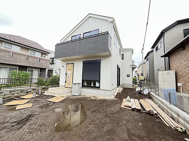 すっきりと洗練された白を基調とする外観デザインが目を引く佇まいです 