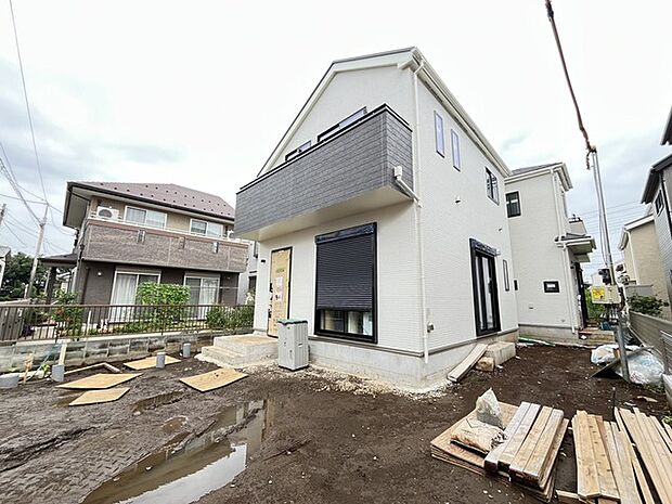 すっきりとした幾何学的なラインが際立つモダンなデザインです 