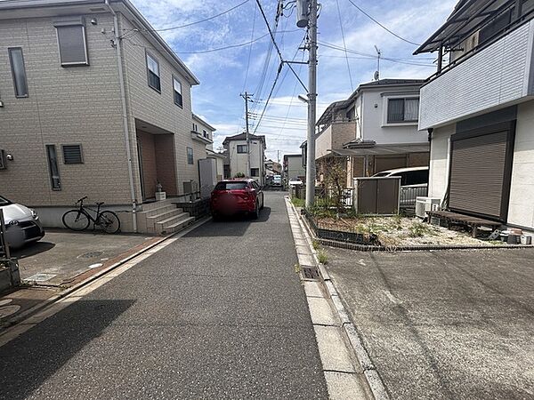 南側道路に面した陽当たりの良い戸建てです。