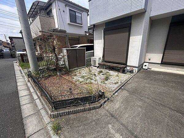 戸建てならではのお庭スペース。ガーデニング楽しめるプライベート空間。ご家族皆さままで思いっきりお楽しみください。