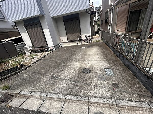 セカンドカーや来客時にも便利なカースペース2台分ございます。