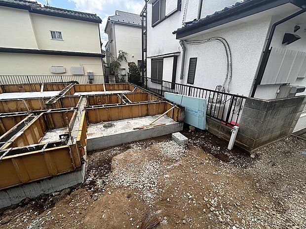 戸建てが立ち並ぶ静かな住宅街。四季折々の移り変わりを感じながら自然と楽しみ、暮らす、そんな毎日を日々の中で感じられる住環境