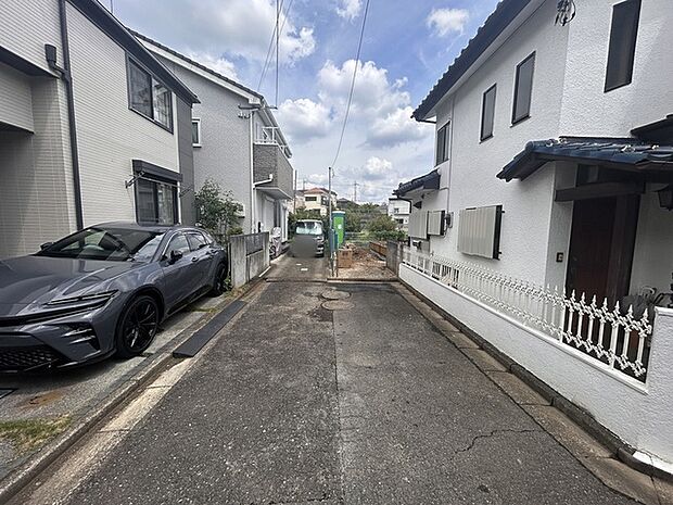 前面道路は通り抜けができないため、交通量が少なく静かな住環境です。