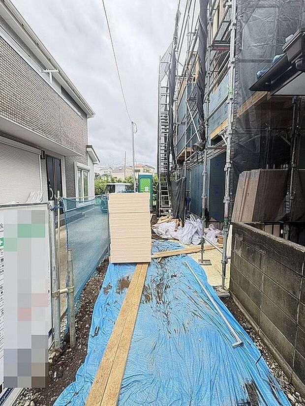 カースペースは1台駐車できます。車庫の出し入れのしやすさなど、実際に現地にてご確認ください。 