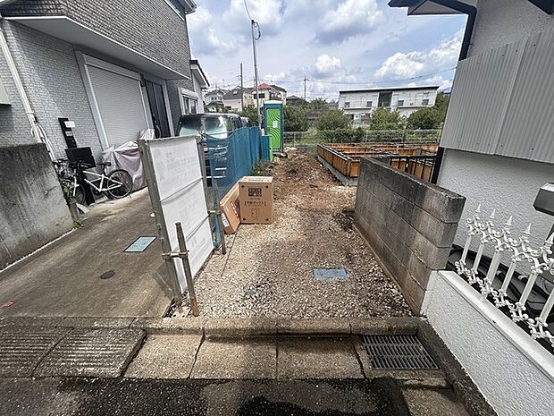 セカンドカーや来客時にも便利なカースペース2台分ございます。