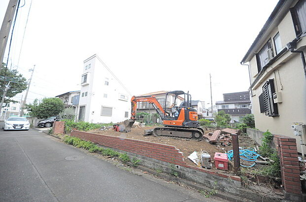 戸建てが立ち並ぶ静かな住宅街。四季折々の移り変わりを感じながら自然と楽しみ、暮らす、そんな毎日を日々の中で感じられる住環境 