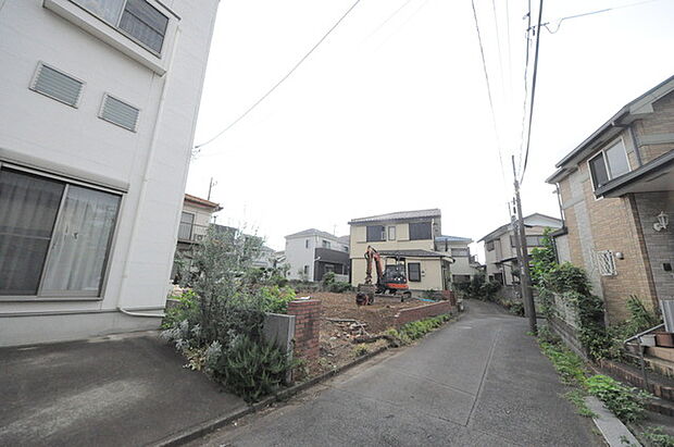 南道路に面しており日中もたくさんの陽が入ります。風通りや周辺環境など実際に現地にてご確認ください。 