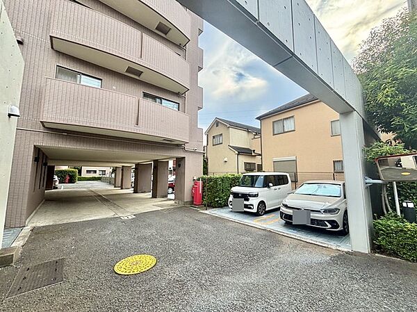 東北西の三方角部屋の明るい室内です。