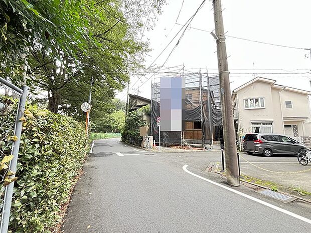 季節の移ろいを感じられる穏やかな周辺の景色です