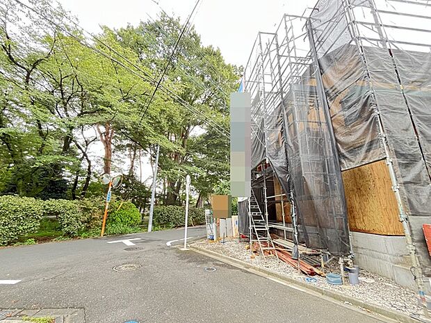 たっぷりの緑を望む開放的な空気が広がり、心地よい風と穏やかな日常を感じられる住まいです