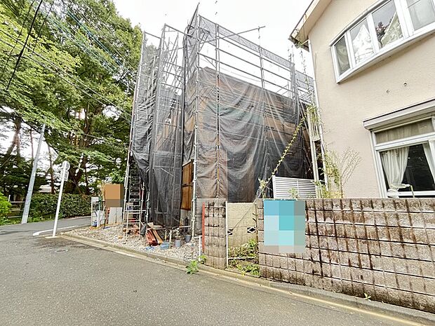 戸建てが立ち並ぶ静かな住宅街。四季折々の移り変わりを感じながら自然と楽しみ、暮らす、そんな毎日を日々の中で感じられる住環境