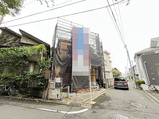 静かな住宅街に佇む、これから形作られる新しい暮らしへの期待感が高まる現地です