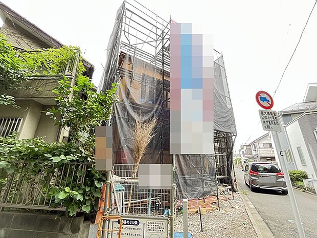 周囲の緑と調和する、穏やかな雰囲気に包まれた現地です