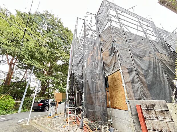 完成への期待が高まる丁寧な施工が進む現地です
